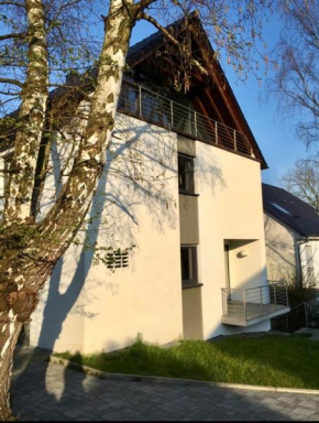Modernes Ferienhaus mit 2 Balkonen, Terrasse und Garten !